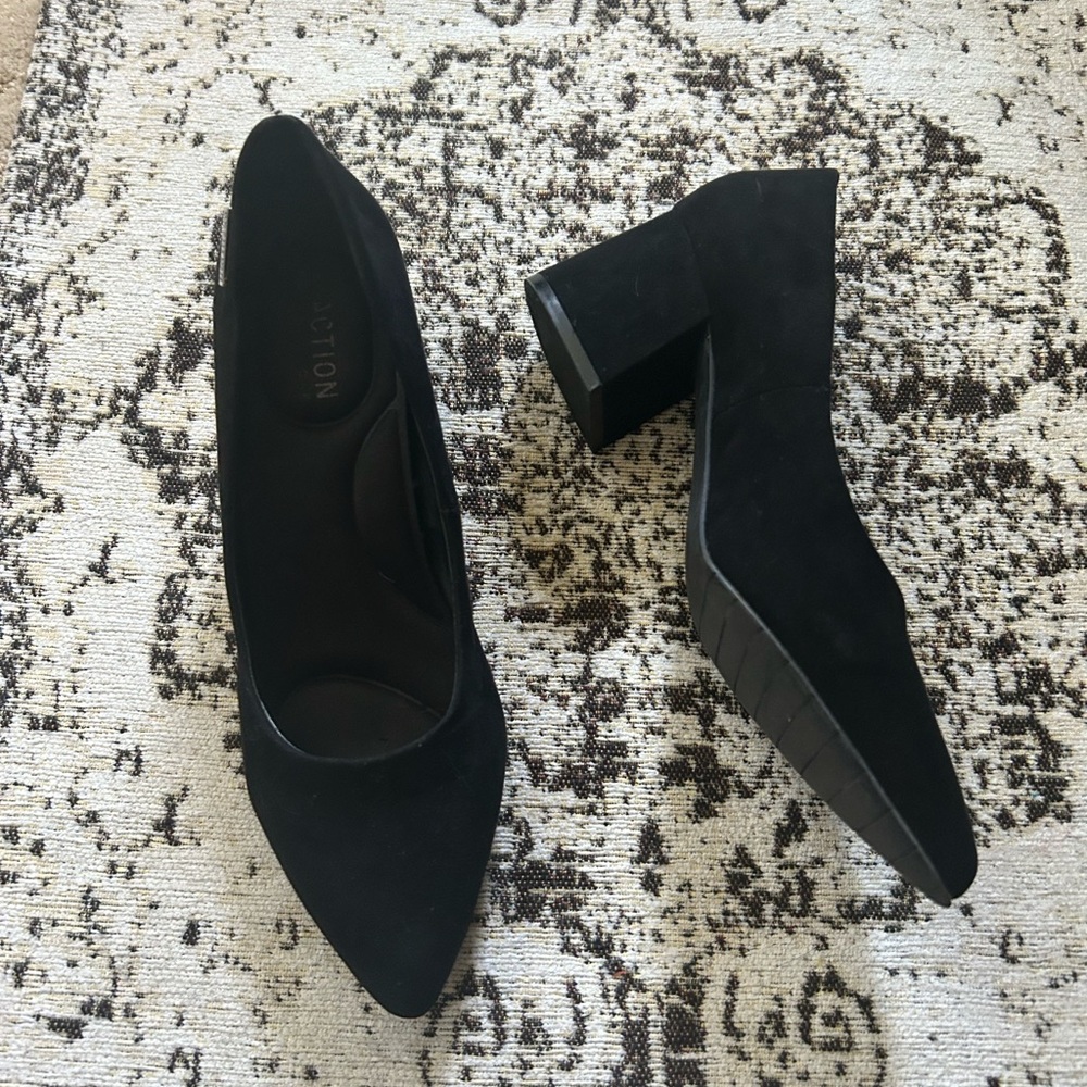 Keneth Cole reaction Black velvet block heel pumps